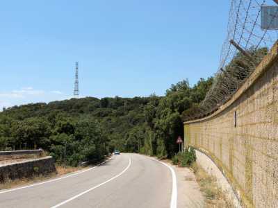 Dopo 5 km ci troviamo alle pendici di un�altura che presenta tra la folta vegetazione un�alta antenna militare, probabilmente l�impianto di telecomunicazione di Martina Franca di propriet� dell�Aeronautica militare